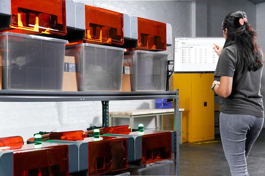 Links SLA 3D Drucker Farm rechts frau bedient Bildschirm