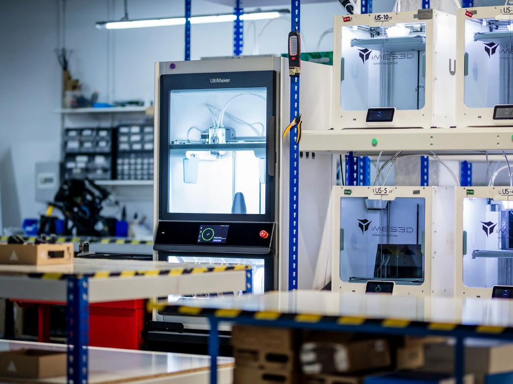 werkstatt mit 3d drucker farm, factor 4 im vordergrund