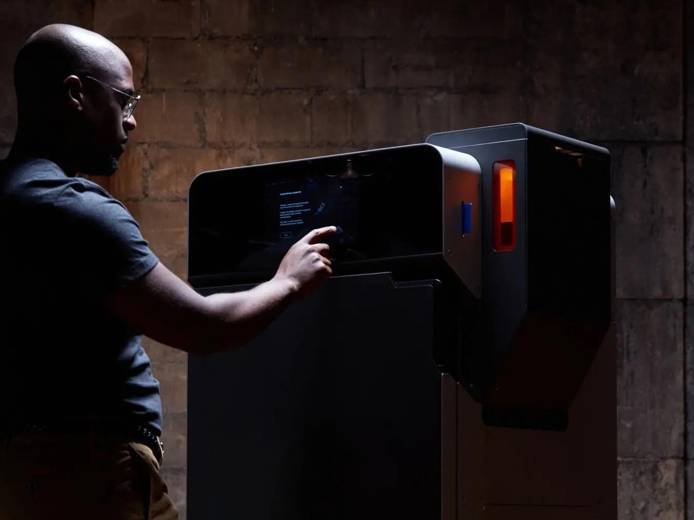 Ein Mann benutzt den Formlabs Fuse 1 Ein Mann benutzt den Formlabs Fuse 1