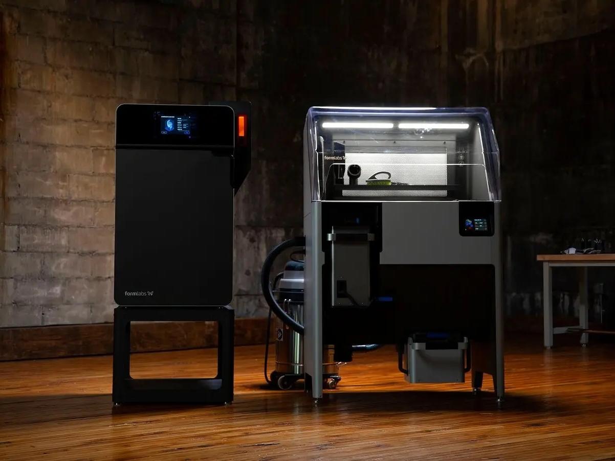 Formlabs Fuse 1 und Fuse Sift stehen in einem Raum Formlabs Fuse 1 und Fuse Sift stehen in einem Raum
