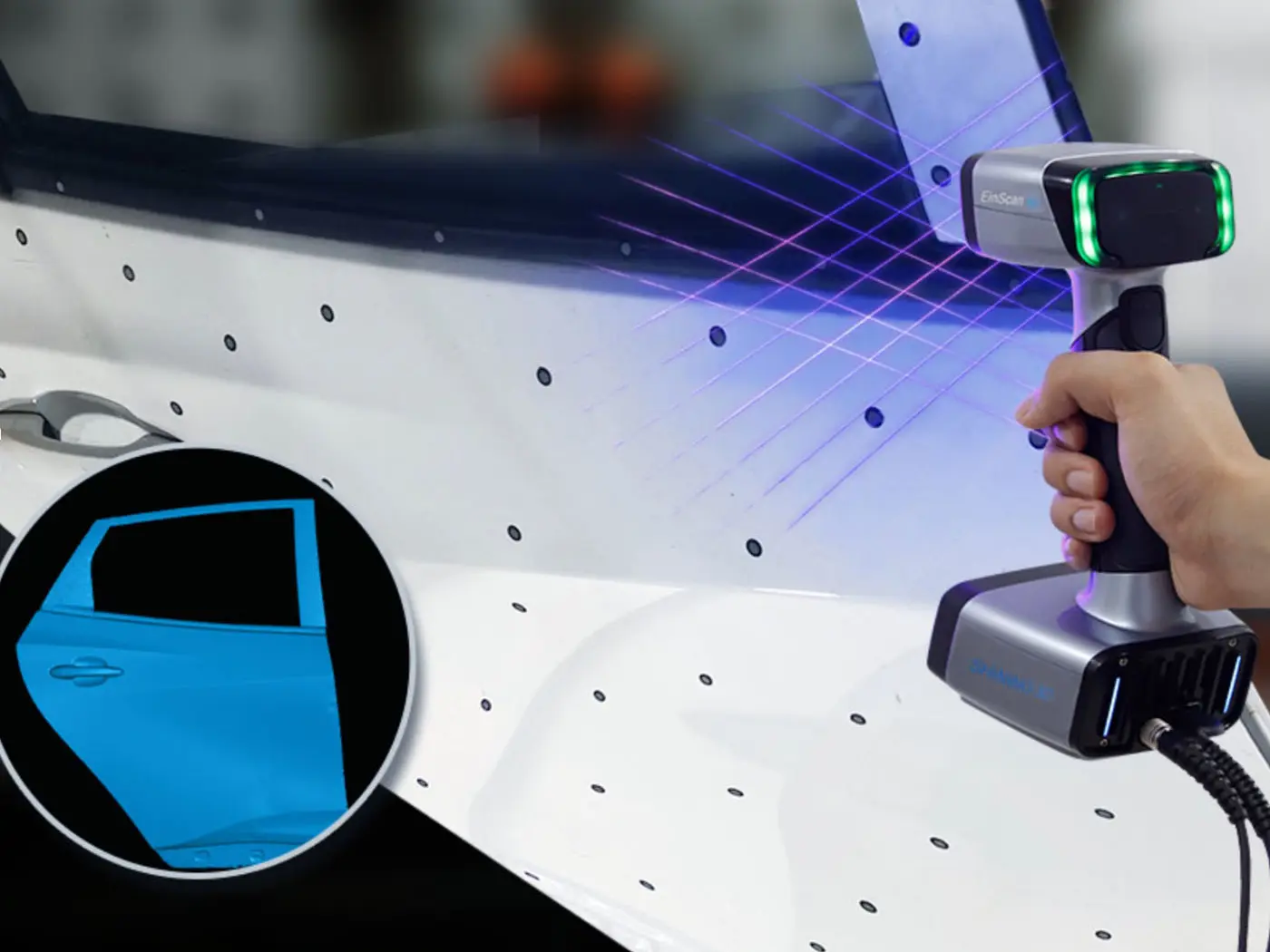 Eine weiße Autotür wird mit einem Hand 3D Scanner eingescannt und auf der Autotür sind Referenzpunkte aufgeklebt