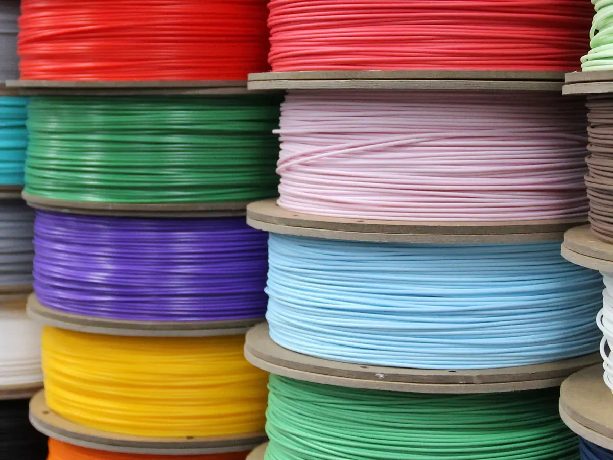 Eine Sammlung von verschieden farbigen Filamenten