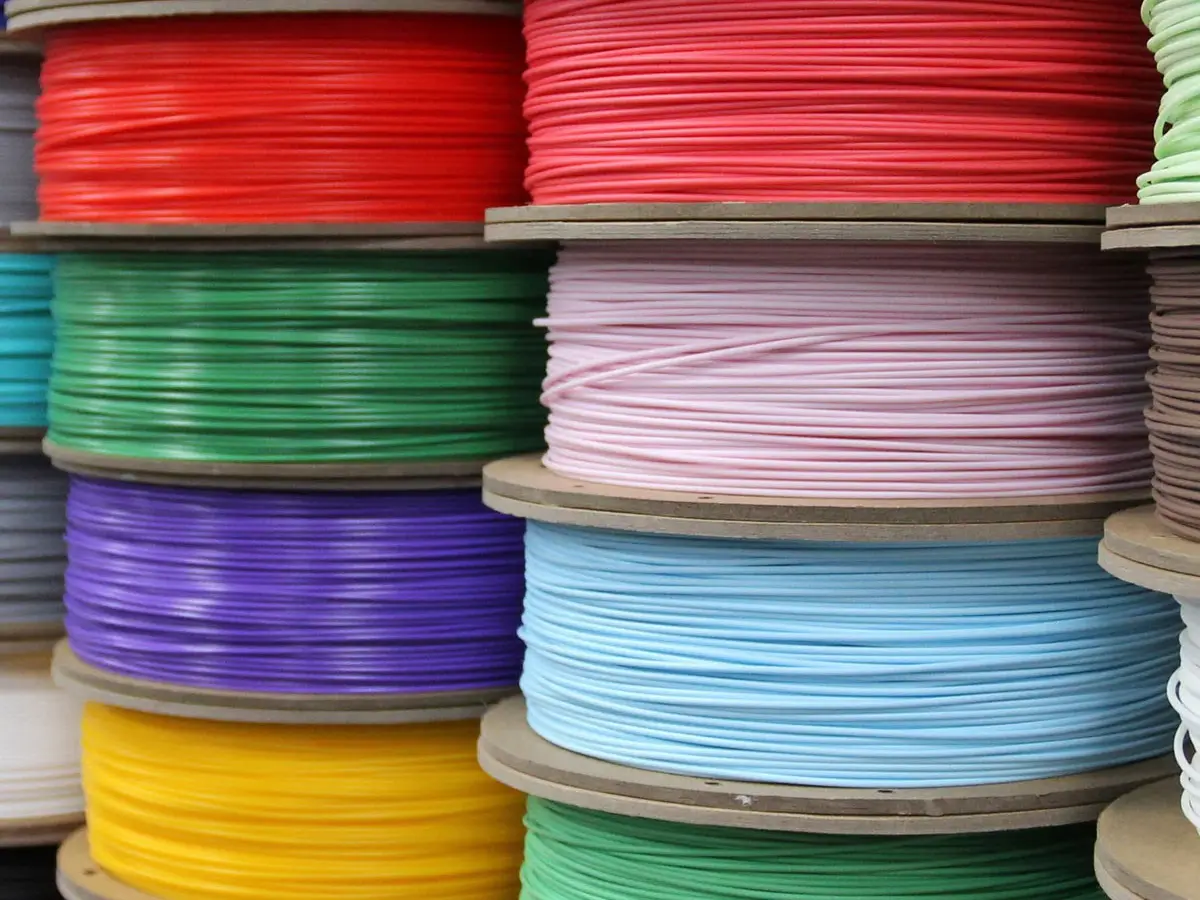 Eine Sammlung von verschieden farbigen Filamenten