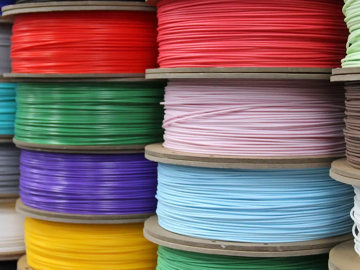 Eine Sammlung von verschieden farbigen Filamenten
