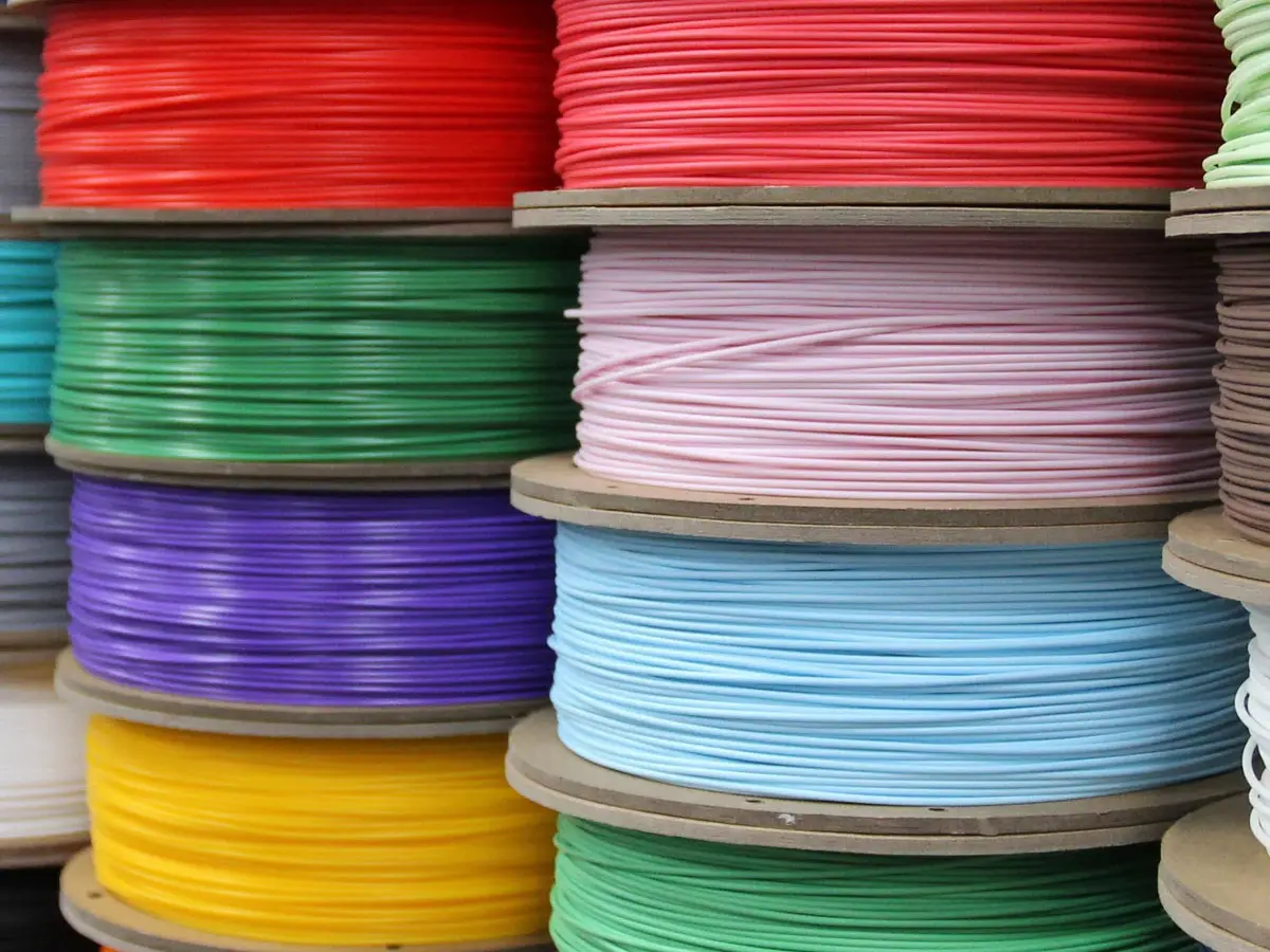 Eine Sammlung von verschieden farbigen Filamenten