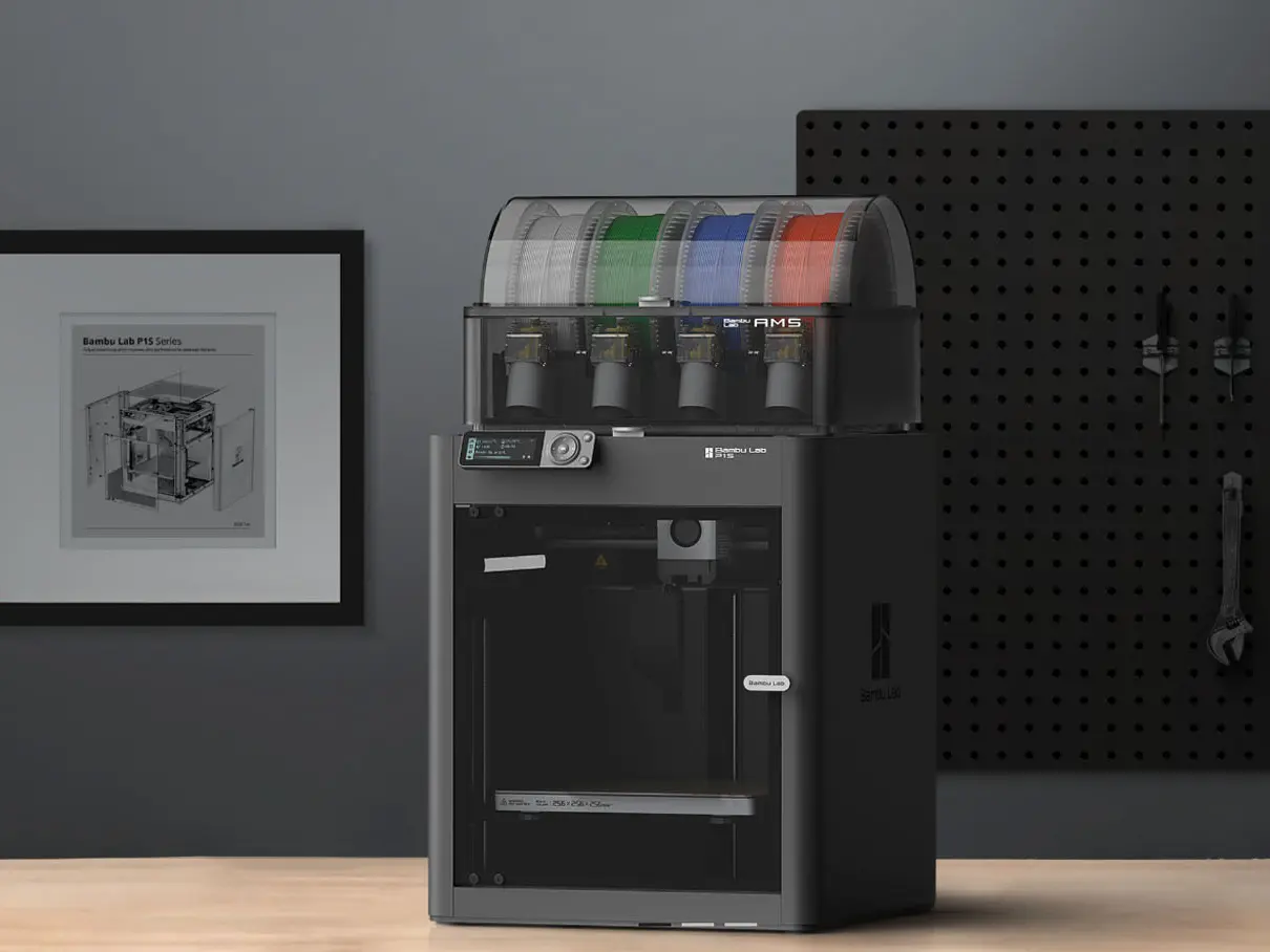Bambu Lab P1S Combo steht auf einem Tisch