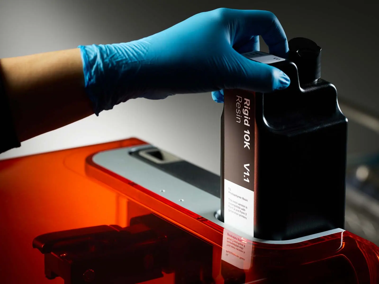 Formlabs Rigid 10K V1.1 wird in den Formlabs Drucker geladen