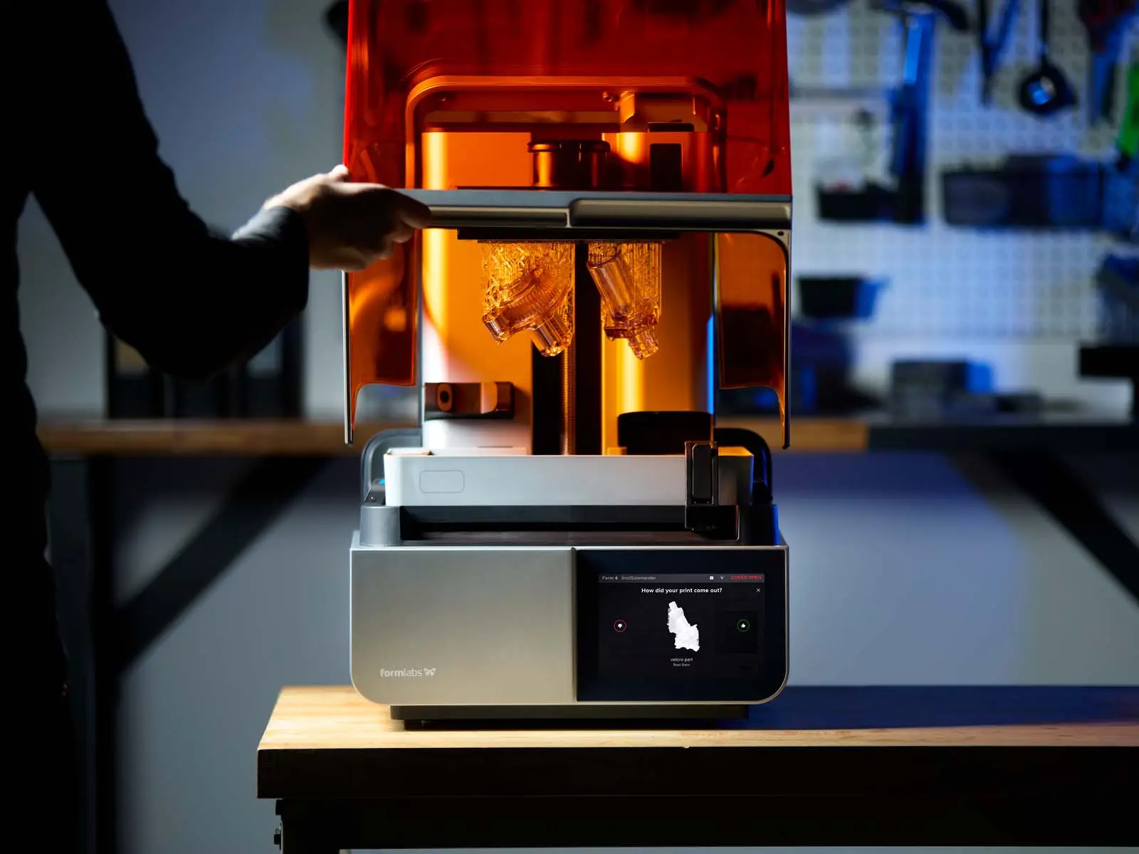 Formlabs Drucker druckt mit Formlabs ESD Resin