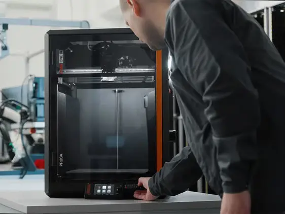 Infografik zum Prusa CORE One L Critical Infrastructure Edition  in einer Werkstatt