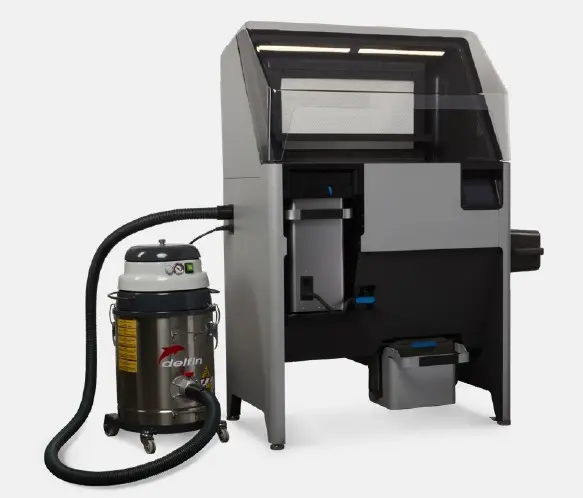 Delfin Industriesauger an der Formlabs Fuse Sift angeschlossen