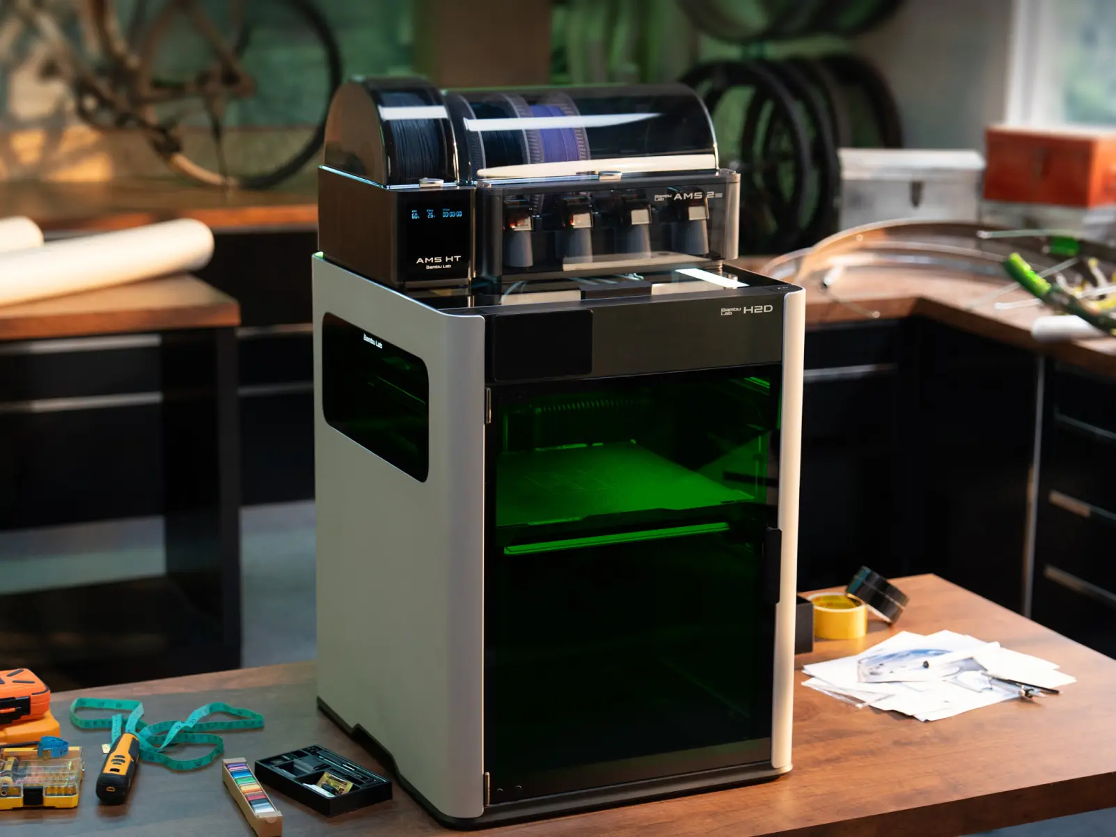 Bambu Lab H2D steht in einer Werkstatt