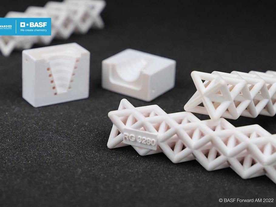 einzelne 3d druck teile aus basf resin zu sehen, schwarzer hiuntergrund