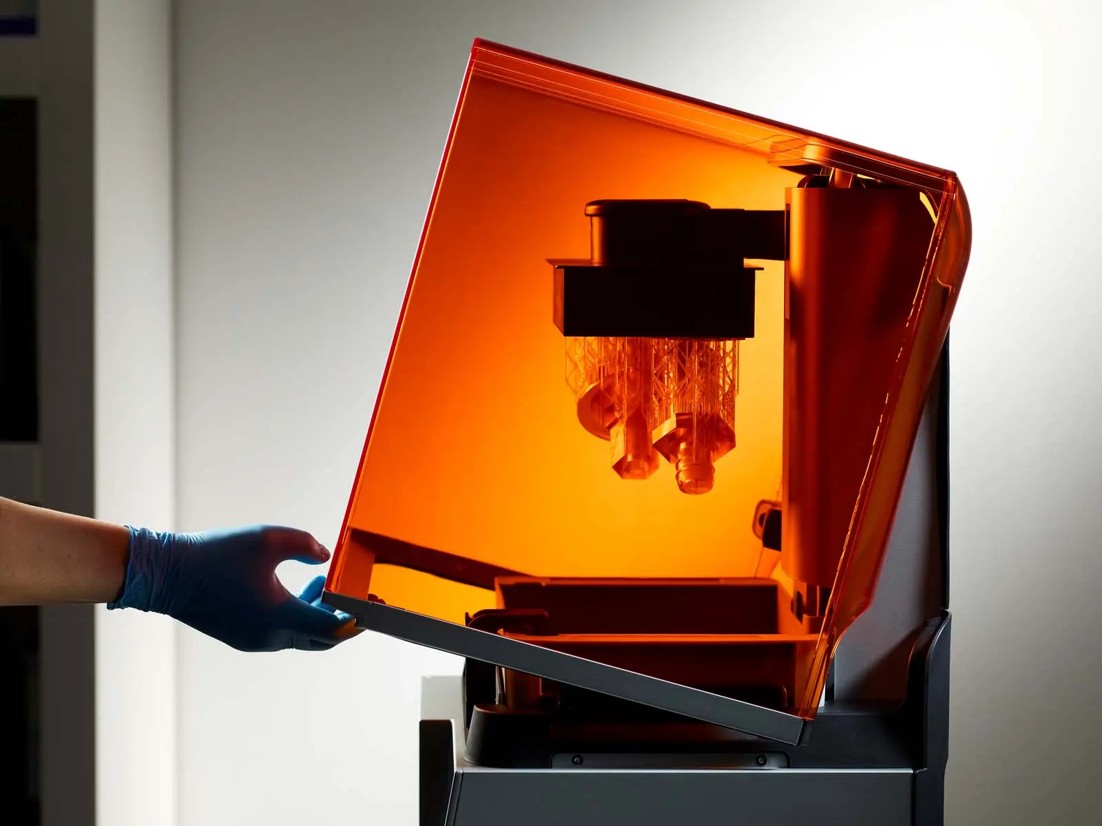 Fertiger SLA Druck mit Resin im Formlabs Form 4 3D Drucker